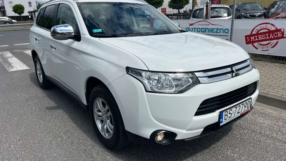 MITSUBISHI Outlander -