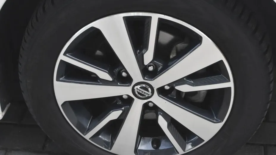 NISSAN Leaf -