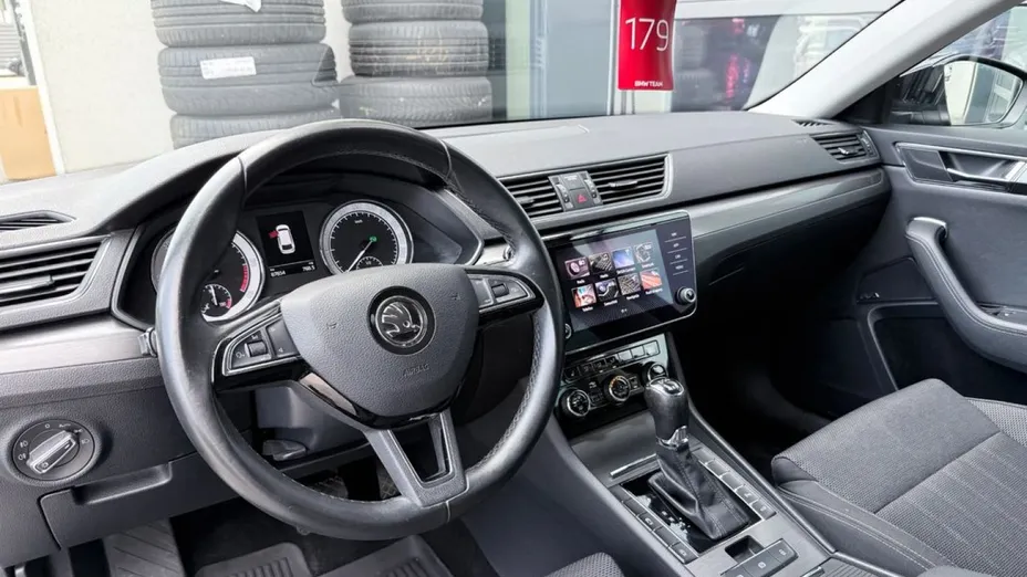 SKODA Superb -