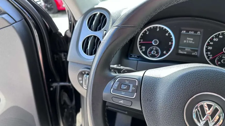 VOLKSWAGEN Tiguan -