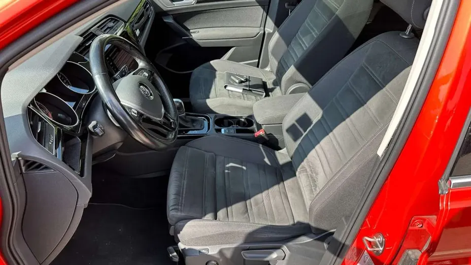 VOLKSWAGEN Touran -