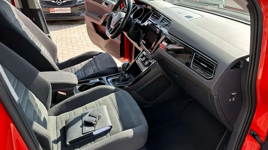 VOLKSWAGEN Touran -