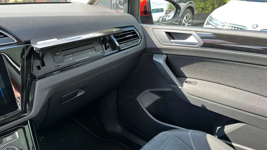 VOLKSWAGEN Touran -