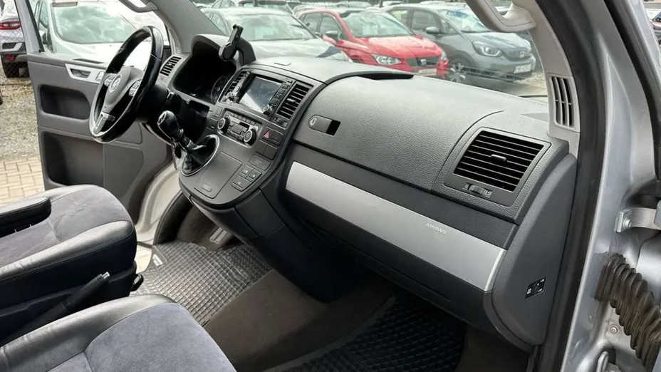 VOLKSWAGEN Multivan -