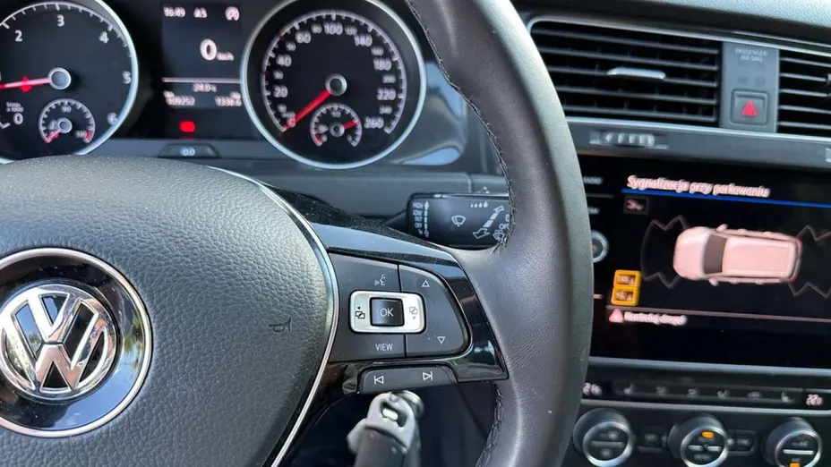 VOLKSWAGEN Golf -