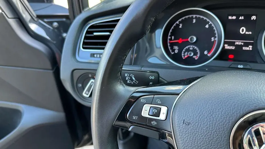 VOLKSWAGEN Golf -