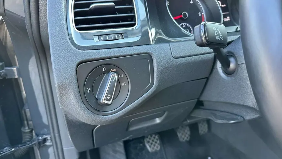 VOLKSWAGEN Golf -