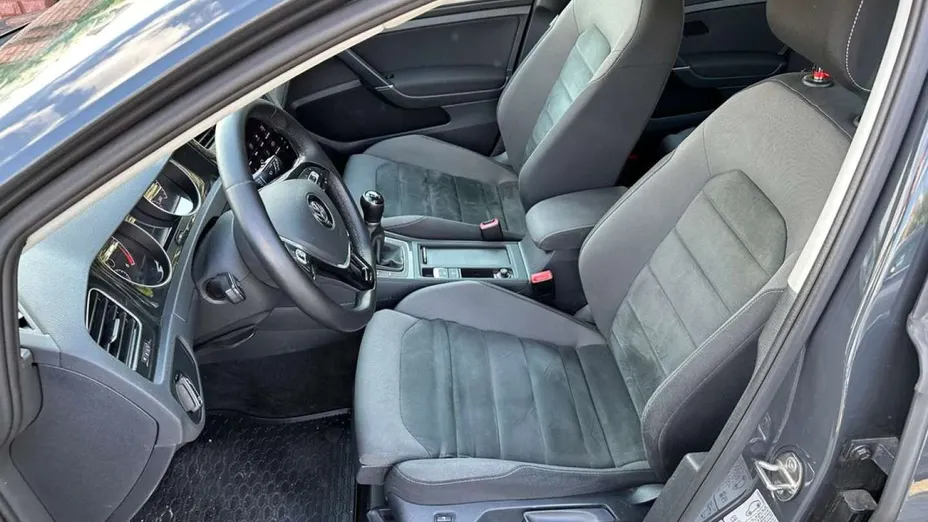 VOLKSWAGEN Golf -