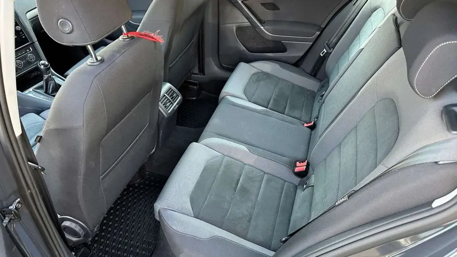 VOLKSWAGEN Golf -