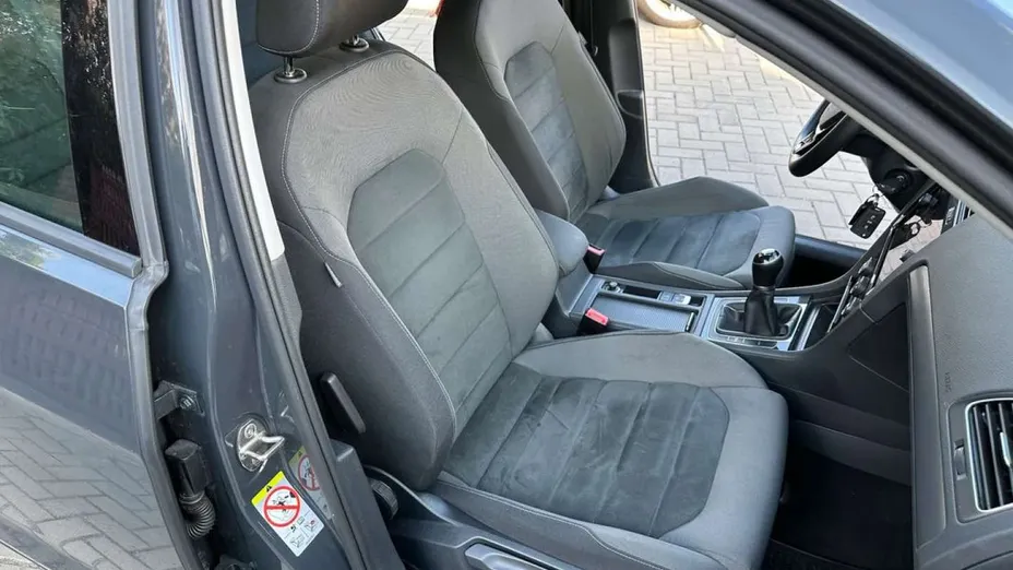 VOLKSWAGEN Golf -