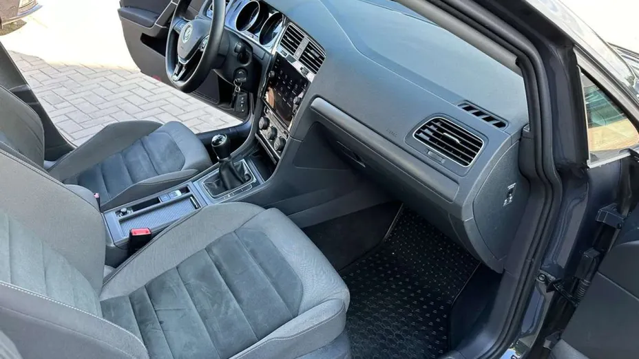 VOLKSWAGEN Golf -