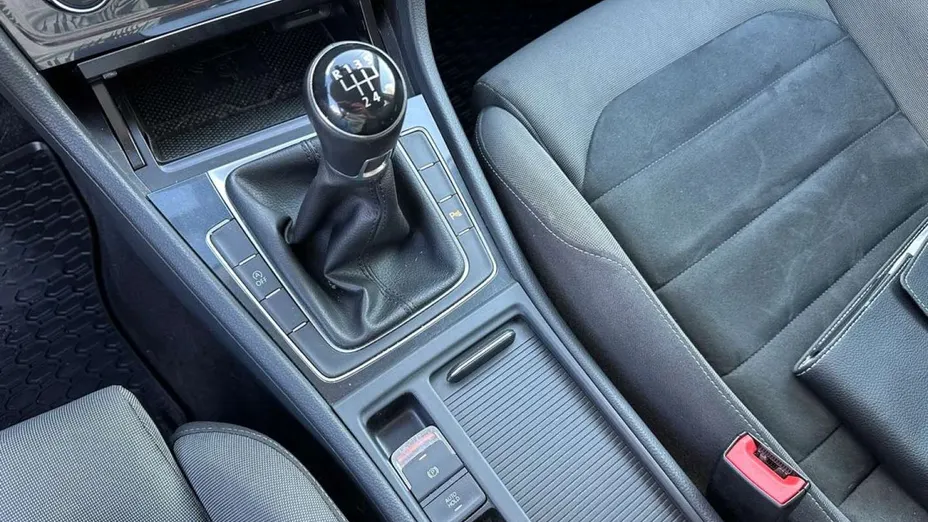 VOLKSWAGEN Golf -