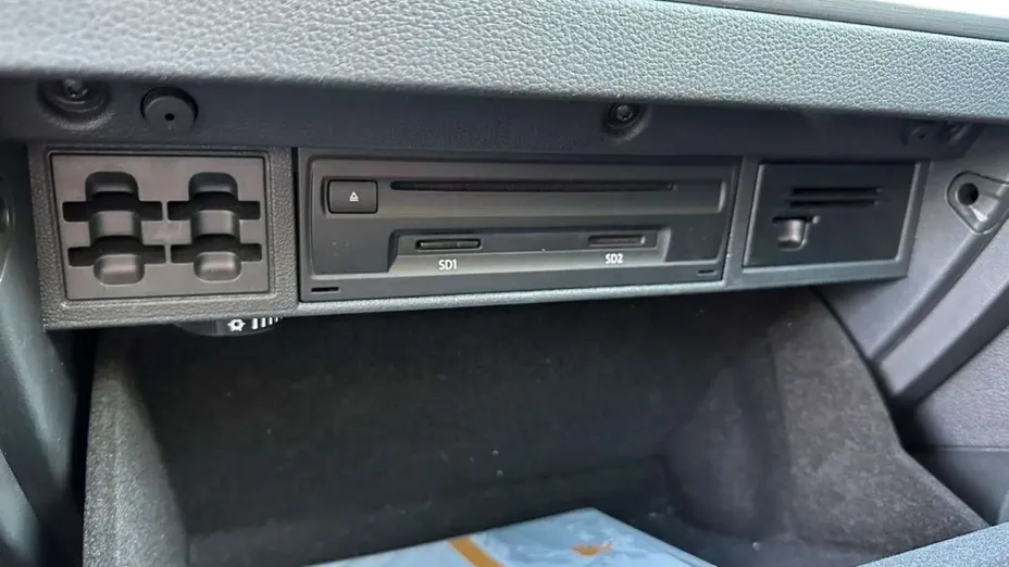 VOLKSWAGEN Golf -
