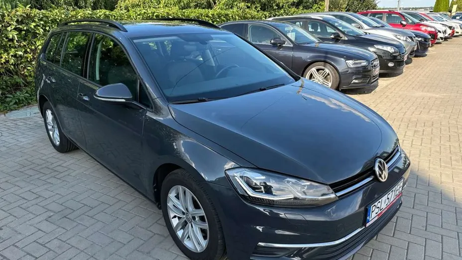 VOLKSWAGEN Golf -