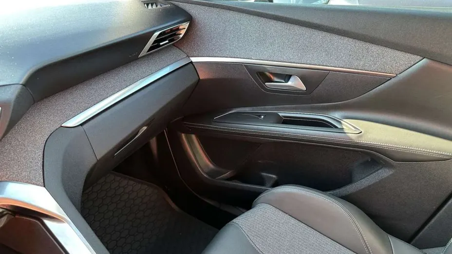 PEUGEOT 3008 -