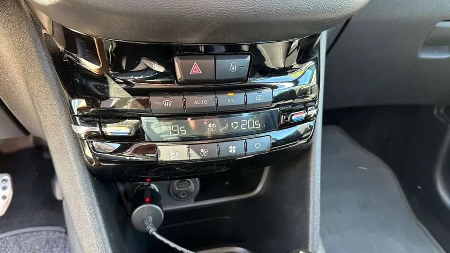 PEUGEOT 208 -