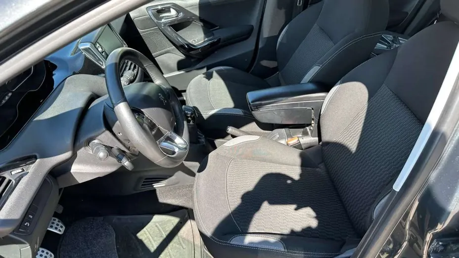 PEUGEOT 208 -