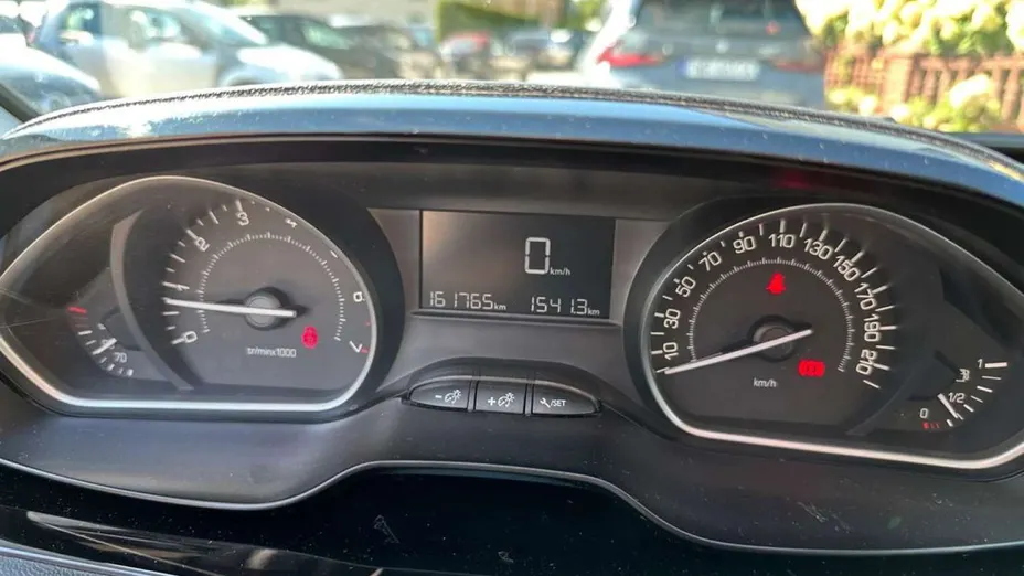 PEUGEOT 208 -