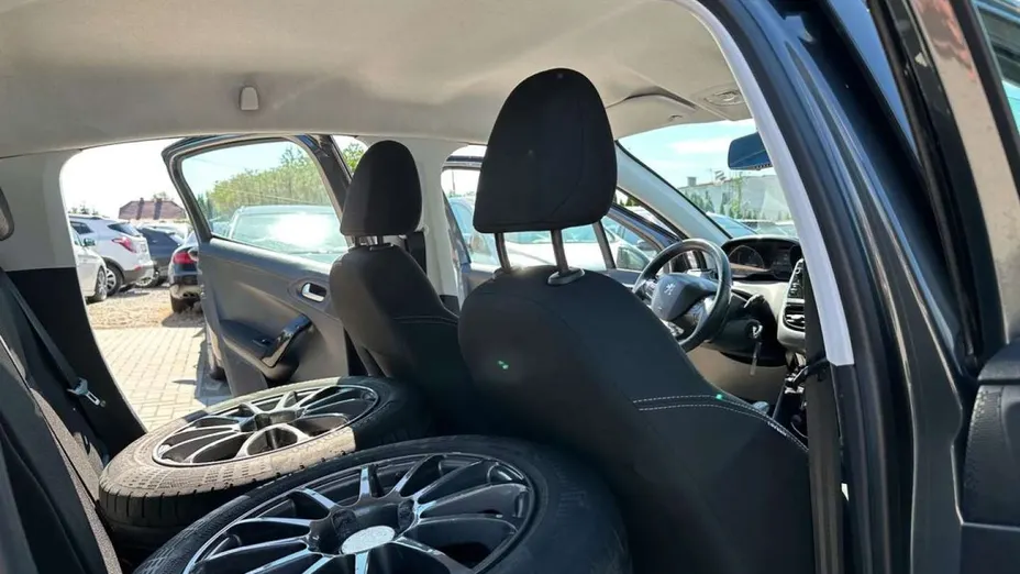 PEUGEOT 208 -