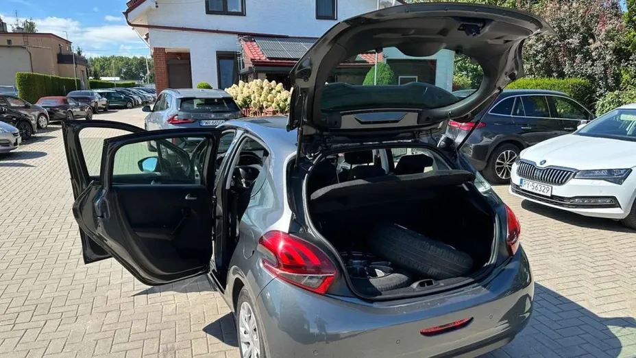 PEUGEOT 208 -