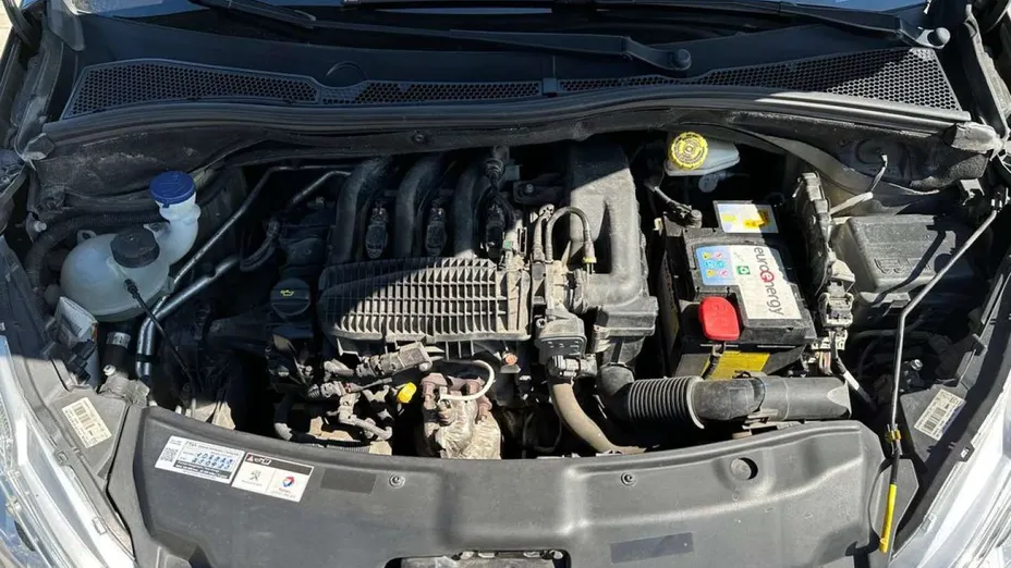 PEUGEOT 208 -