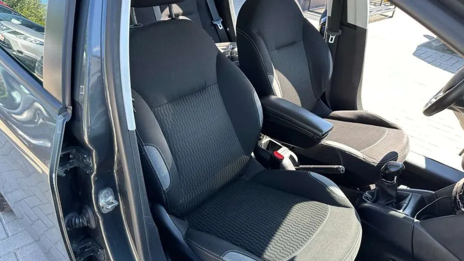 PEUGEOT 208 -