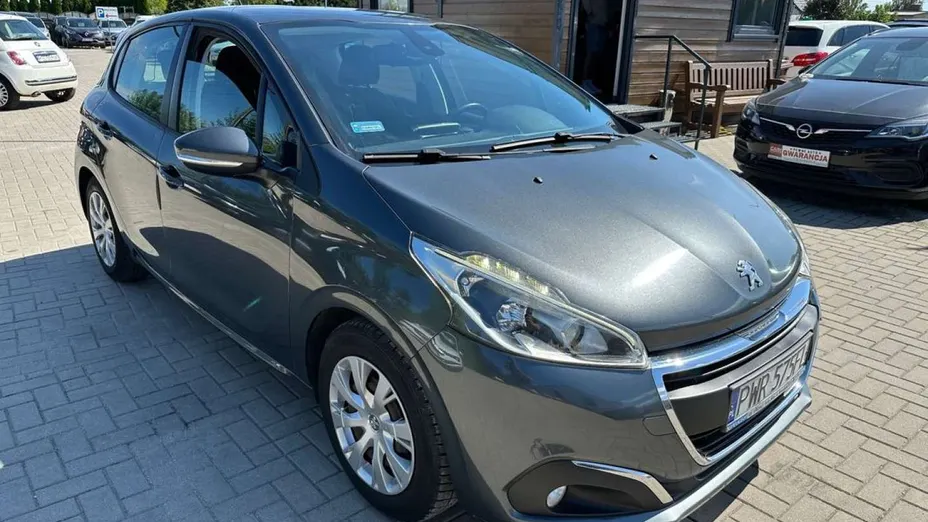 PEUGEOT 208 -