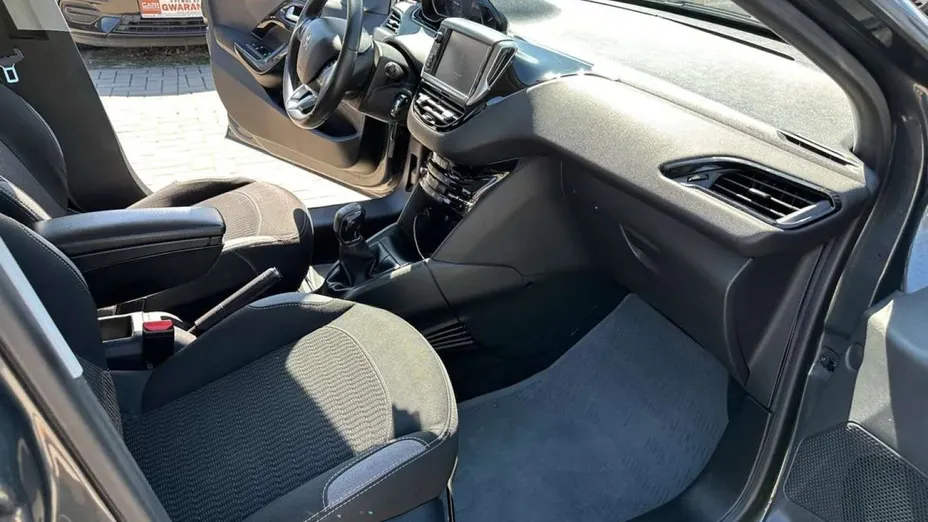 PEUGEOT 208 -