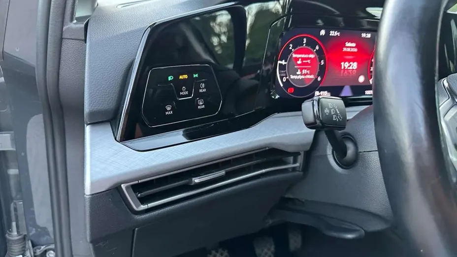 VOLKSWAGEN Golf -