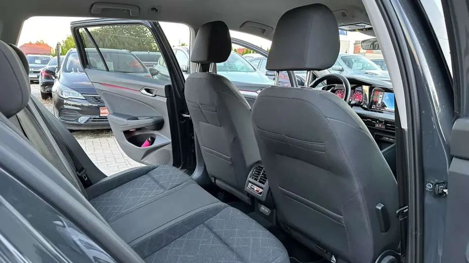 VOLKSWAGEN Golf -
