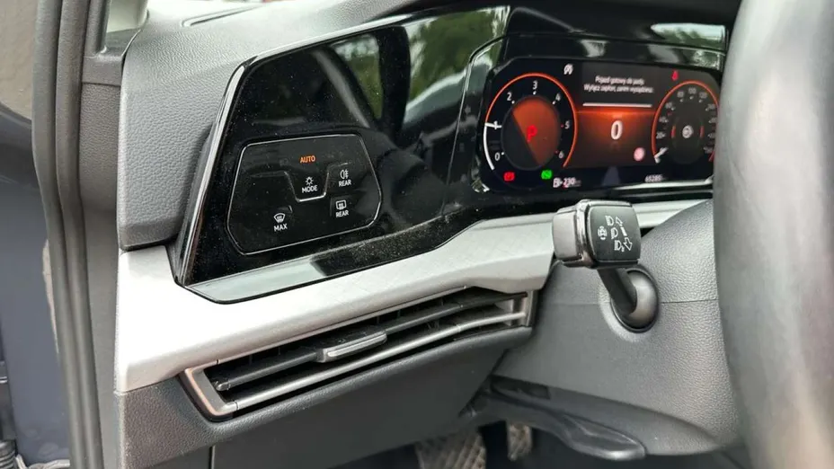 VOLKSWAGEN Golf -