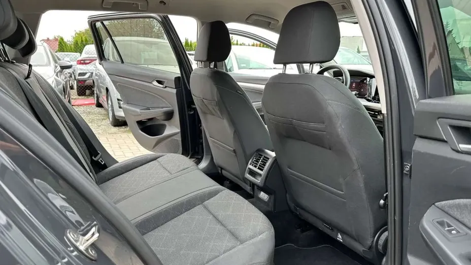VOLKSWAGEN Golf -