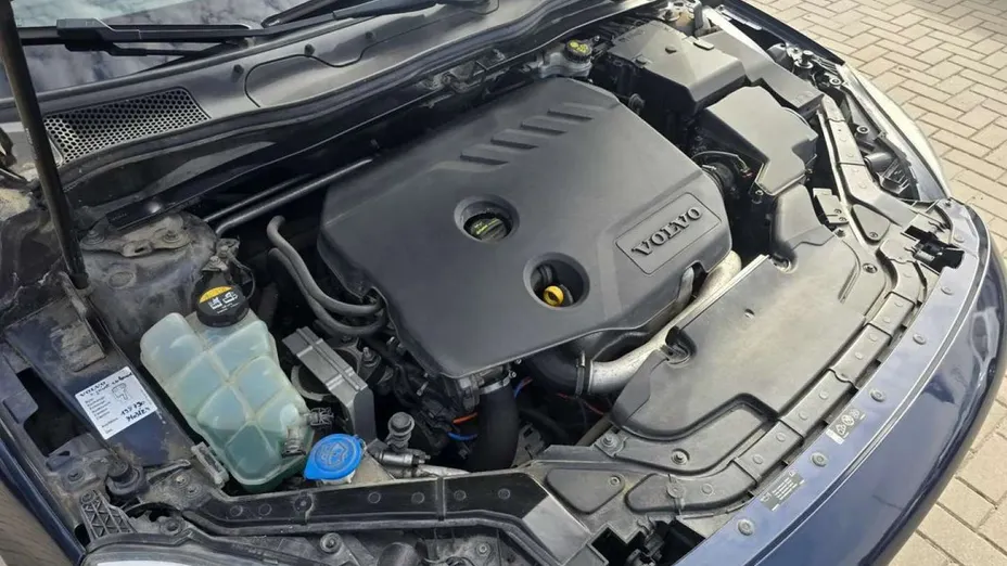 VOLVO V40 -