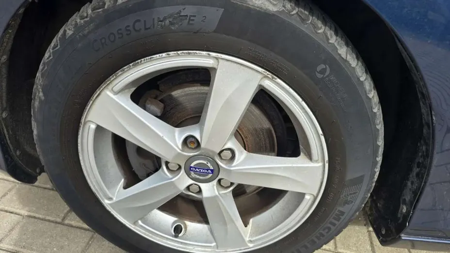 VOLVO V40 -
