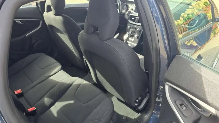 VOLVO V40 -