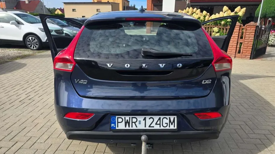 VOLVO V40 -