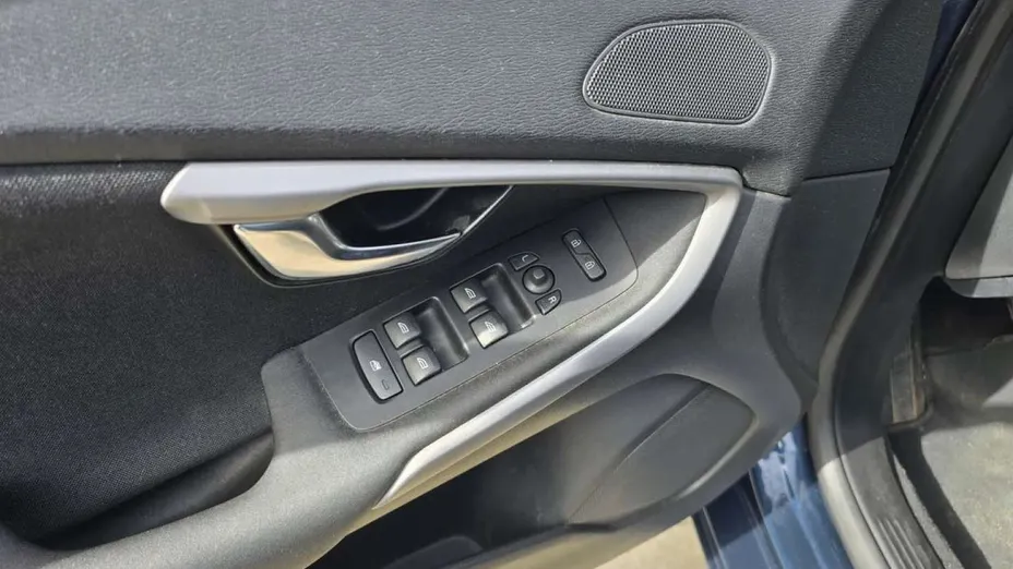 VOLVO V40 -