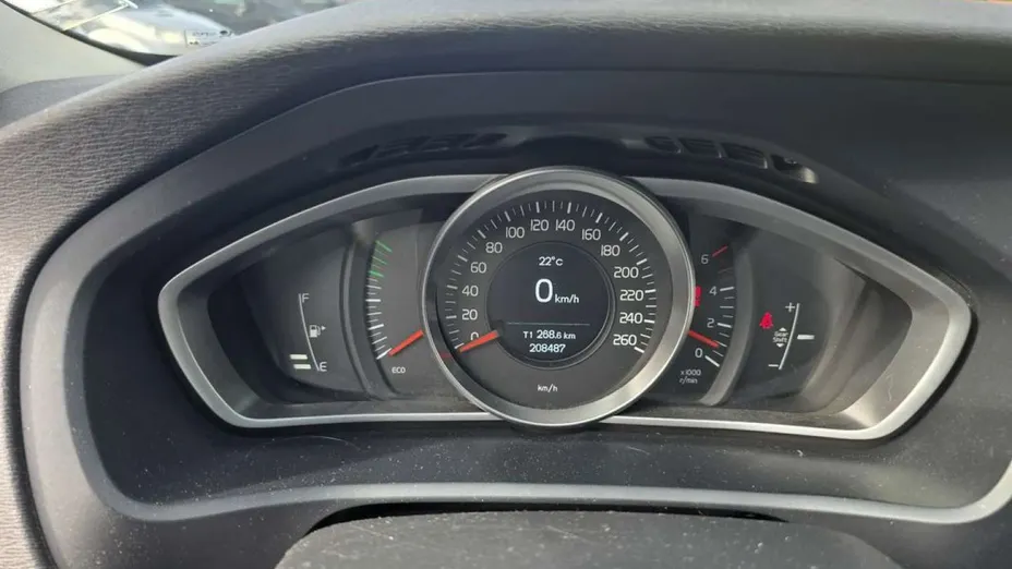 VOLVO V40 -