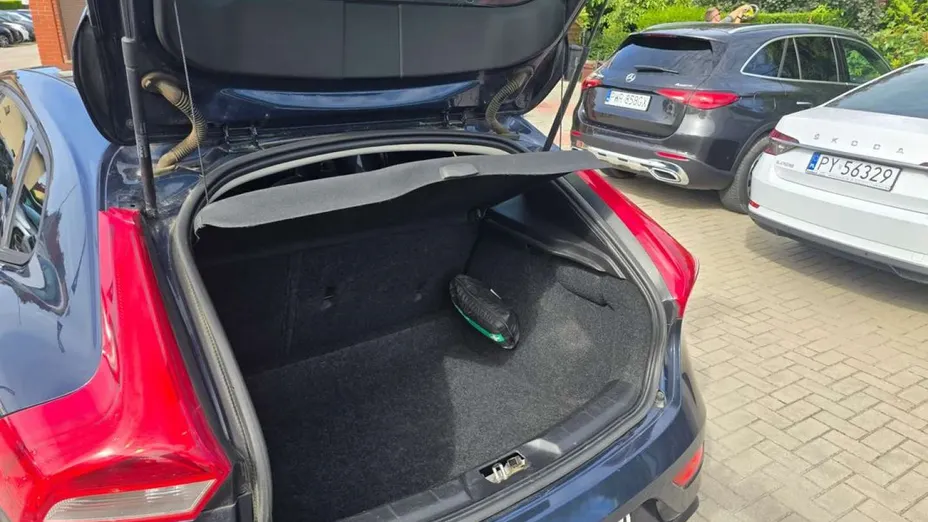 VOLVO V40 -
