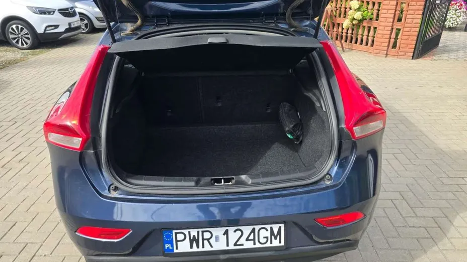 VOLVO V40 -