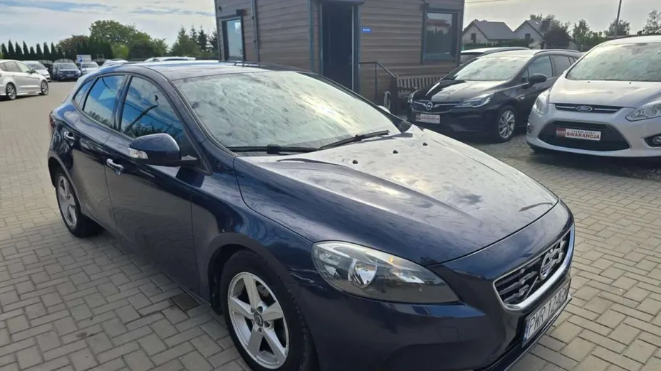 VOLVO V40 -