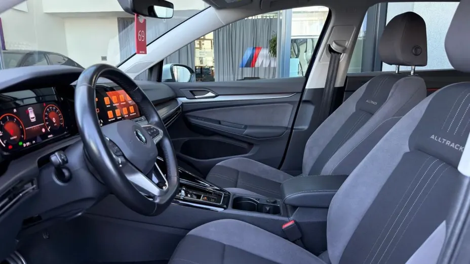 VOLKSWAGEN Golf -