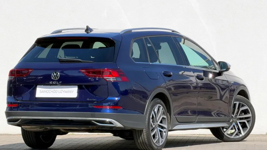 VOLKSWAGEN Golf -
