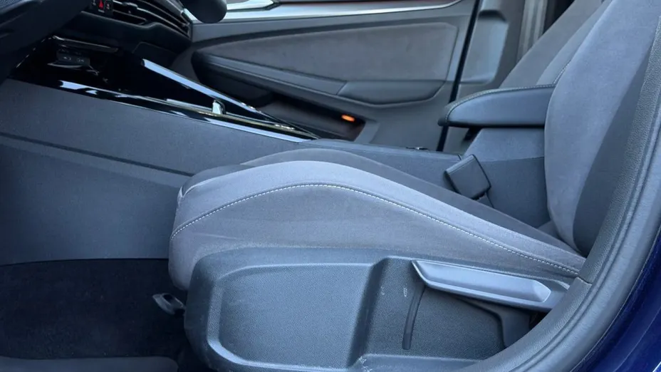 VOLKSWAGEN Golf -