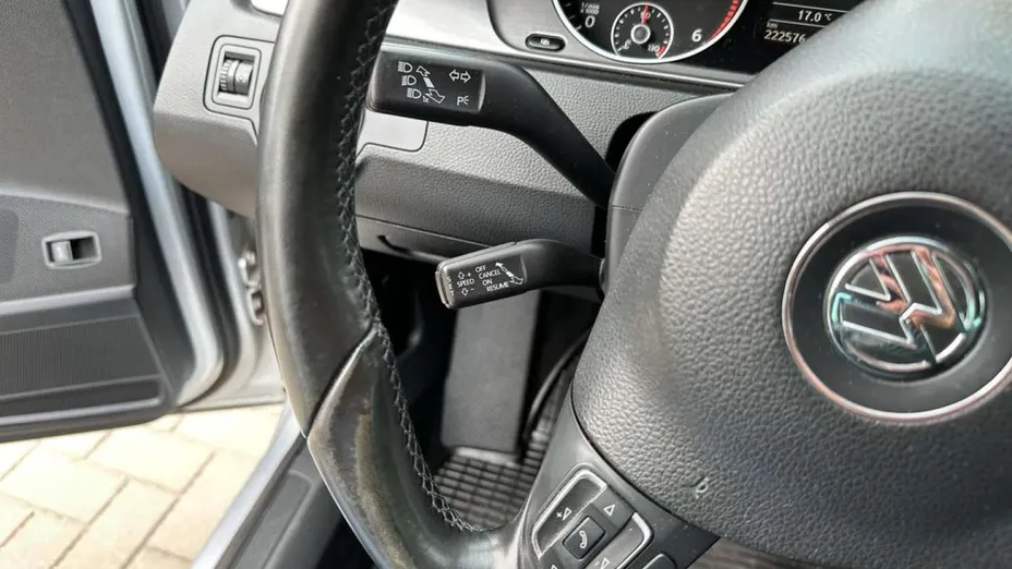 VOLKSWAGEN Passat -
