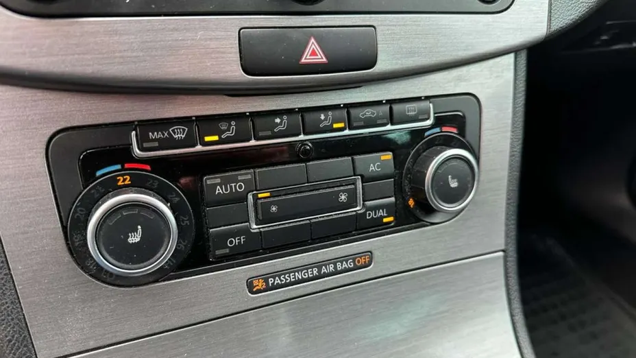VOLKSWAGEN Passat -
