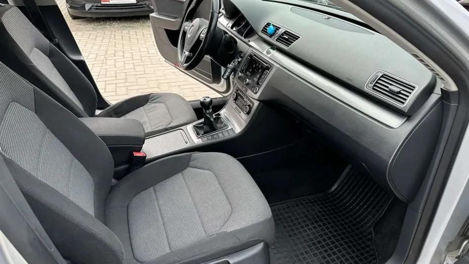 VOLKSWAGEN Passat -