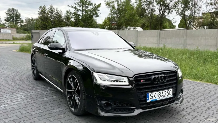 AUDI S8 -