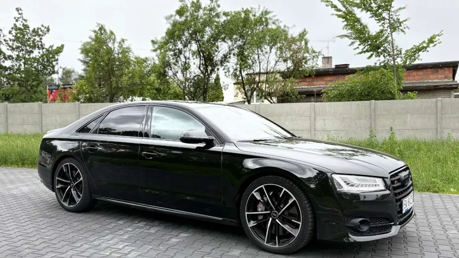 AUDI S8 -