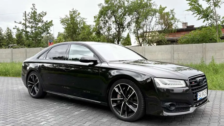 AUDI S8 -